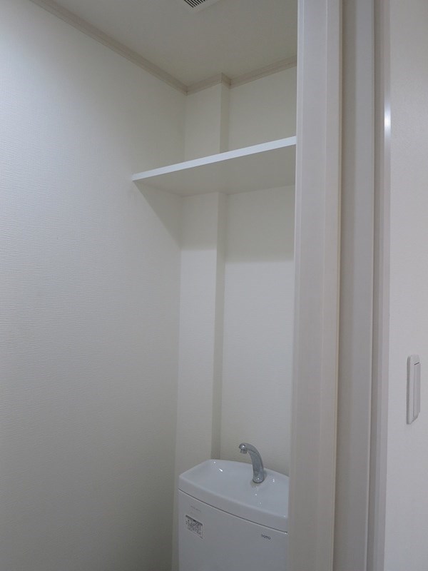 トイレには便利な上部棚板があります