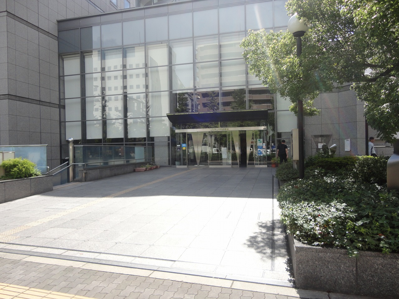 図書館：大阪市立中央図書館　413m