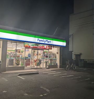 コンビ二：ﾌｧﾐﾘｰﾏｰﾄ 三度屋大森東四丁目店　295m
