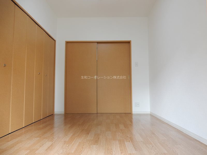 落ち着いた色合いの洋室です