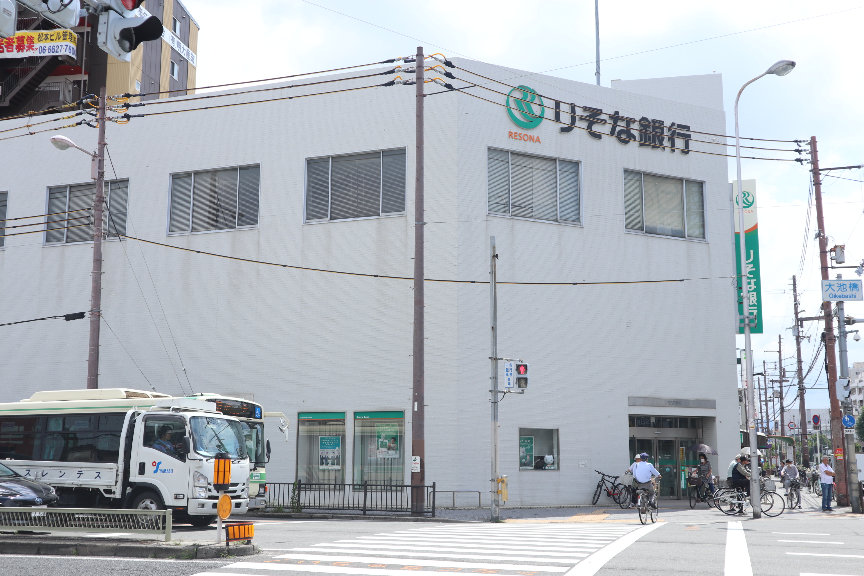 銀行：りそな銀行生野支店　1196m