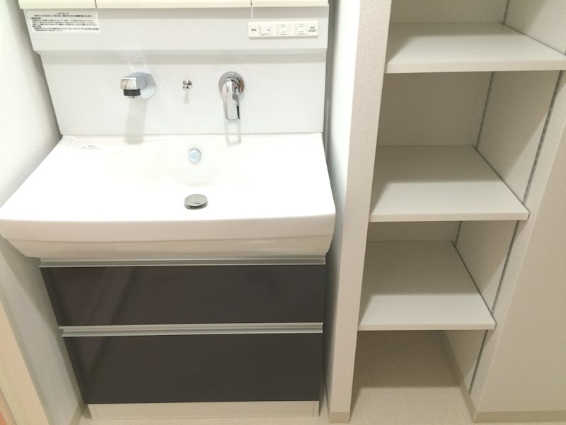 3面鏡付シャンプードレッサーです。洗面所に収納あり。