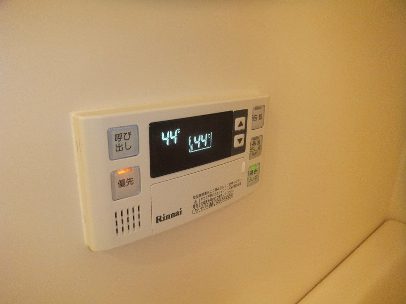 浴室内の給湯器リモコン。高温差湯機能も装備。