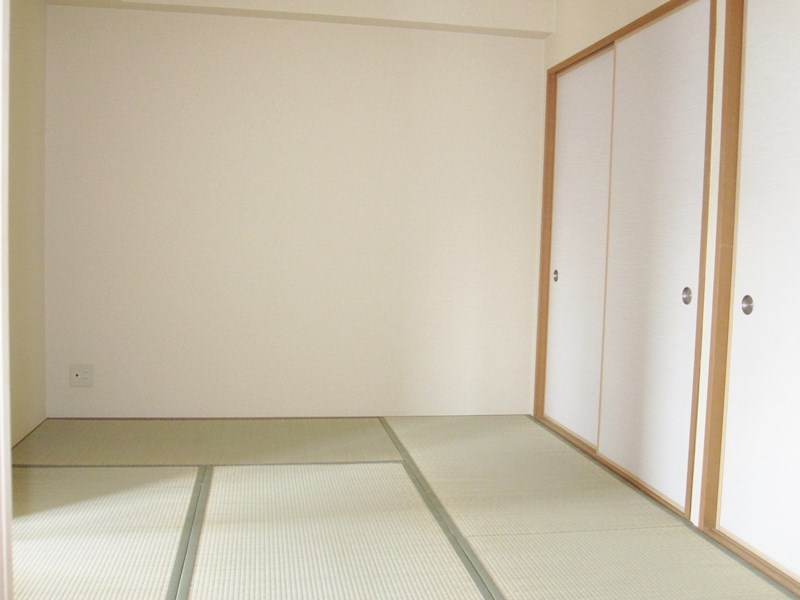 大型の押入れがある和室