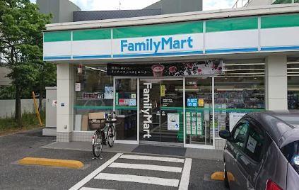 コンビ二：ﾌｧﾐﾘｰﾏｰﾄ 小豆沢一丁目店　247m