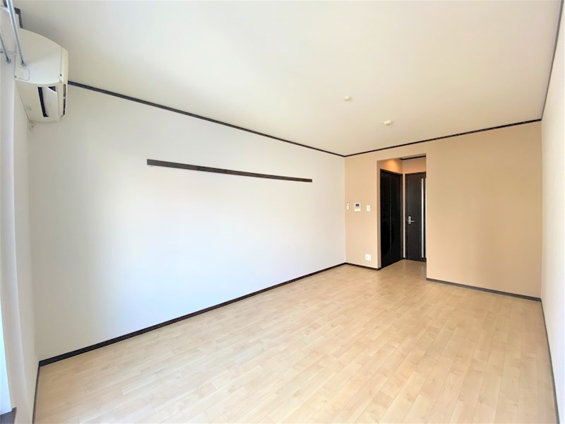 10畳超のお部屋は単身では持て余すほどの広さです。