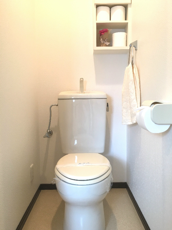 トイレ上部の収納棚で、きれいな空間を保てます。