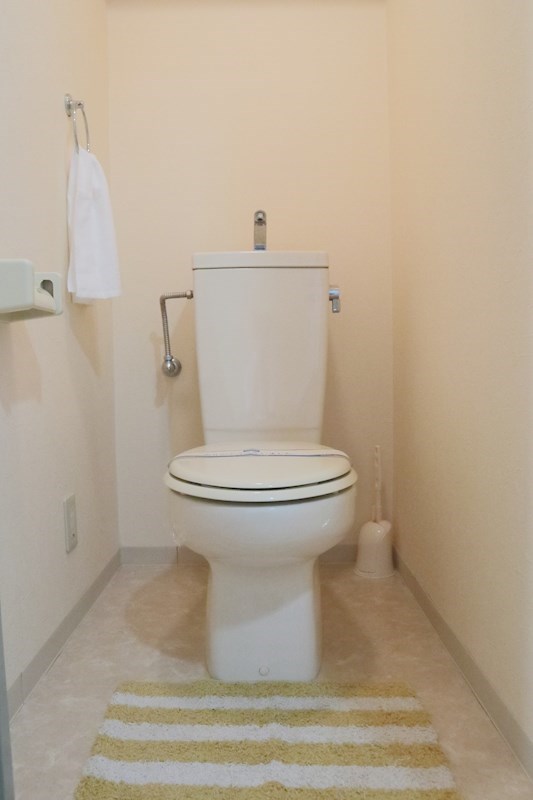 お風呂トイレ別のセパレートタイプです。トイレのスペースはゆったり確保。