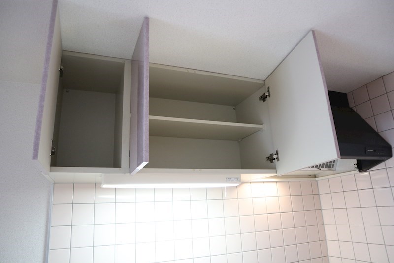 キッチン上部にも収納スペースがあり、こちらは普段あまり使わないものを収納するのに便利。