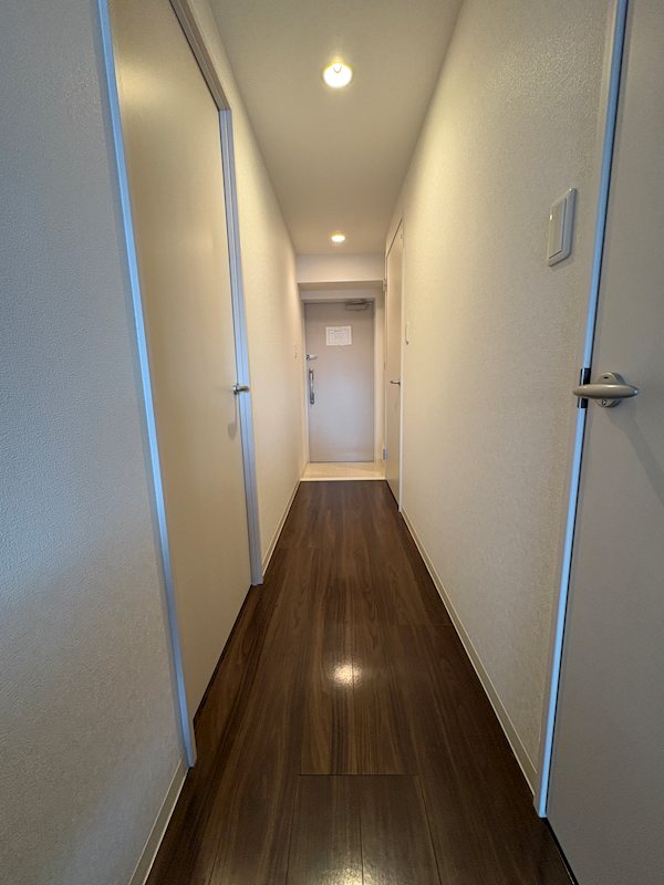 シューズボックスには便利な姿見付です。