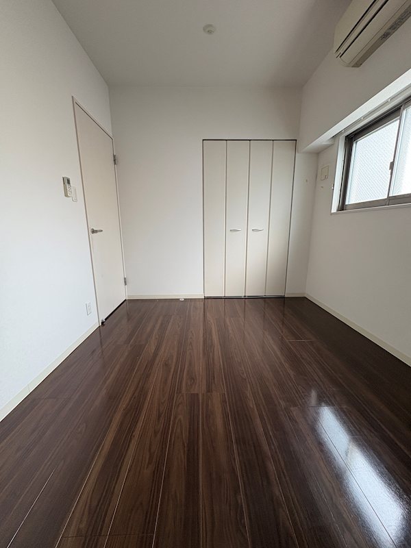 6帖の洋室にはエアコン1基が設備としてございます。