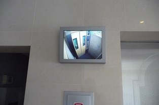 女性も安心のエレベーター内を映すモニター