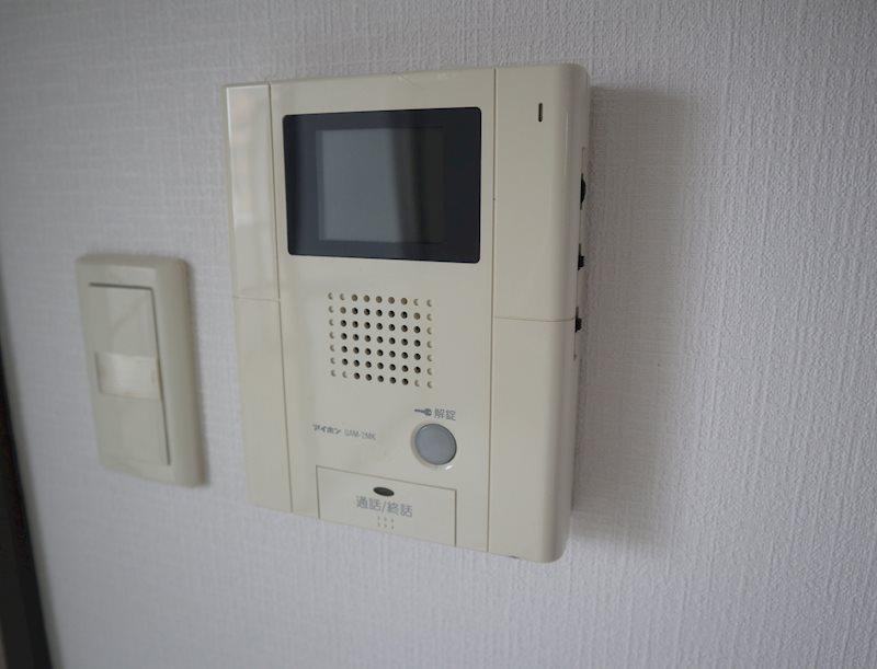 テレビモニターホンで来客を確認。