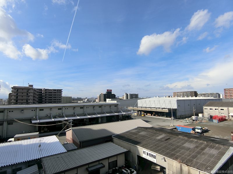 バルコニーからの眺望。福岡空港から近く飛行機も見れます。