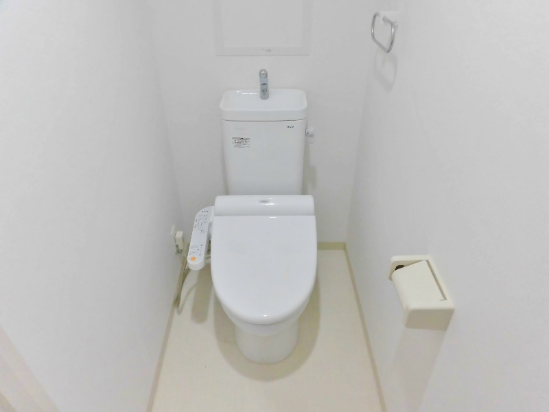 温水洗浄便座付きのトイレです♪