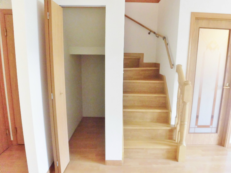 1階から２階への階段と階段下収納