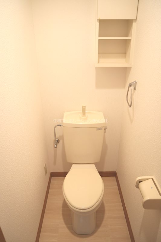 トイレ右上にも収納があります。