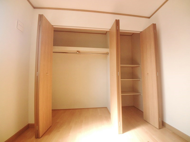 居室のクローゼットはは洋服掛けと物置のスペースが分れています！物置は棚の高さを調整できます！！