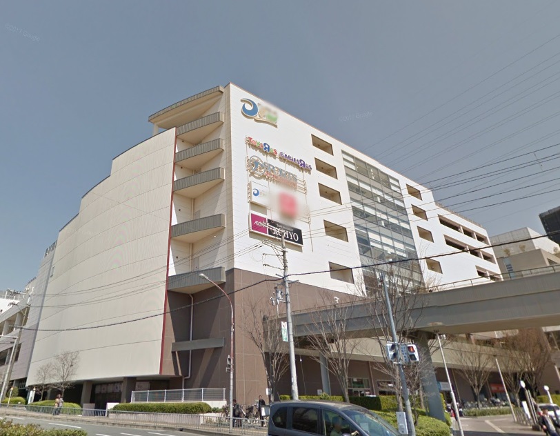 ショッピング施設：Dew(ﾃﾞｭｰ)阪急山田　908m