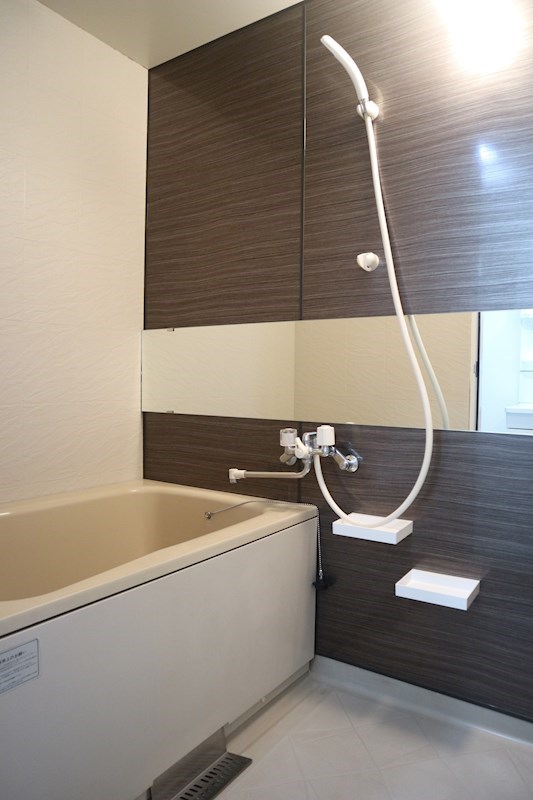 アクセントパネスがおしゃれな浴室。横型の鏡で広く感じます。