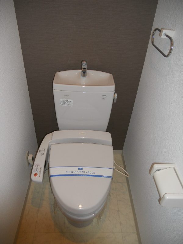 ☆嬉しいウォッシュレット付き☆背面にアクセントクロスも入れました☆