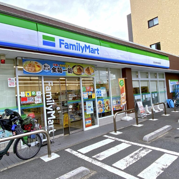 コンビ二：ﾌｧﾐﾘｰﾏｰﾄ 世田谷教育会館前店　212m