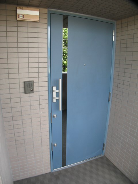 セキュリティー面に配慮したダブルロックの玄関ドア。