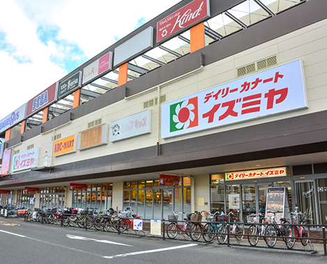 スーパー：ｲｽﾞﾐﾔ 稲田新町店　774m　近隣