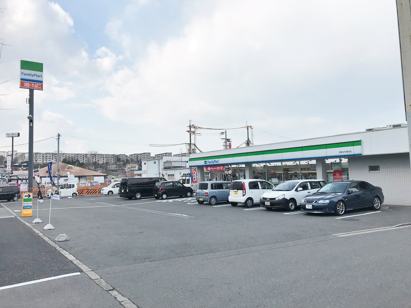 コンビ二：ﾌｧﾐﾘｰﾏｰﾄ 堺大庭寺店　738m