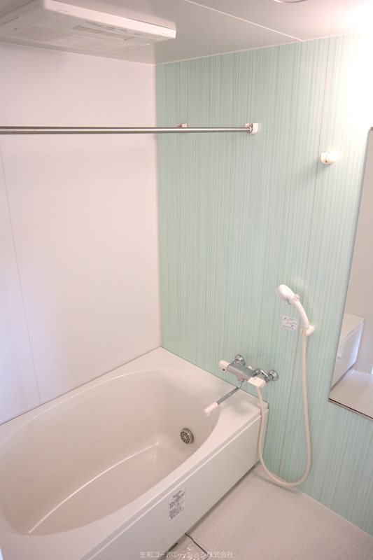 デザインパネルがお洒落な浴室です。自動お湯張り機能付きです。浴室乾燥もついてます。