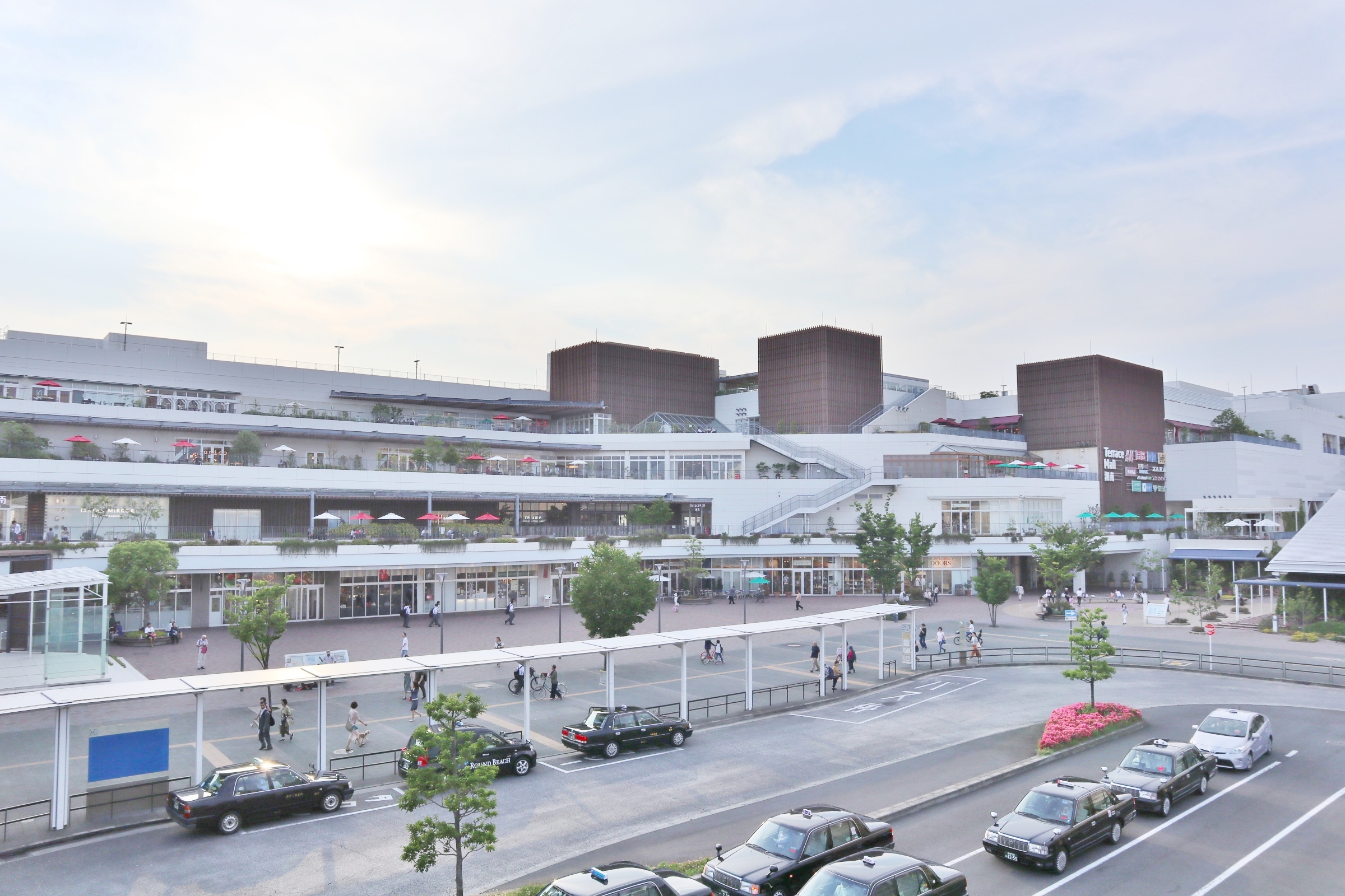 ショッピング施設：Terrace Mall(ﾃﾗｽﾓーﾙ)湘南　681m