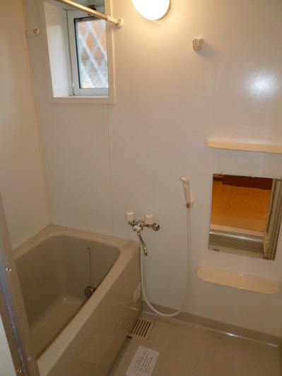 雨の日に便利な浴室乾燥機付きバス☆窓付きです！