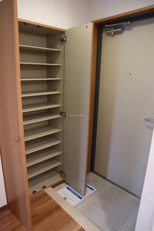 たっぷり収納できるシューズクローク