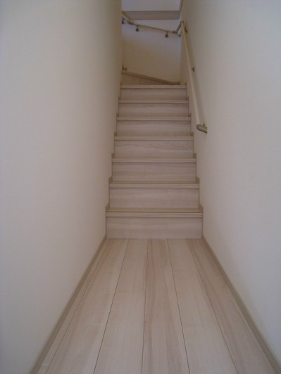 2階への階段です。玄関にはシューズBOX完備☆