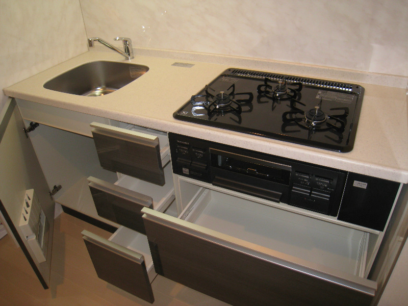 お料理好きに嬉しい3口グリル付きシステムキッチン♪