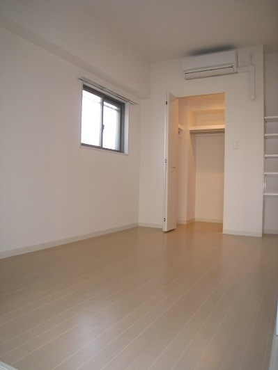 5.5帖の洋室。角部屋なので側窓付き☆