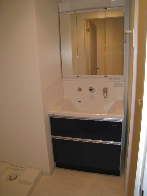 ハイグレードな三面鏡付きシャンプードレッサー♪