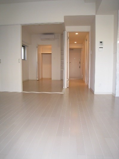 バルコニーから室内側の写真です