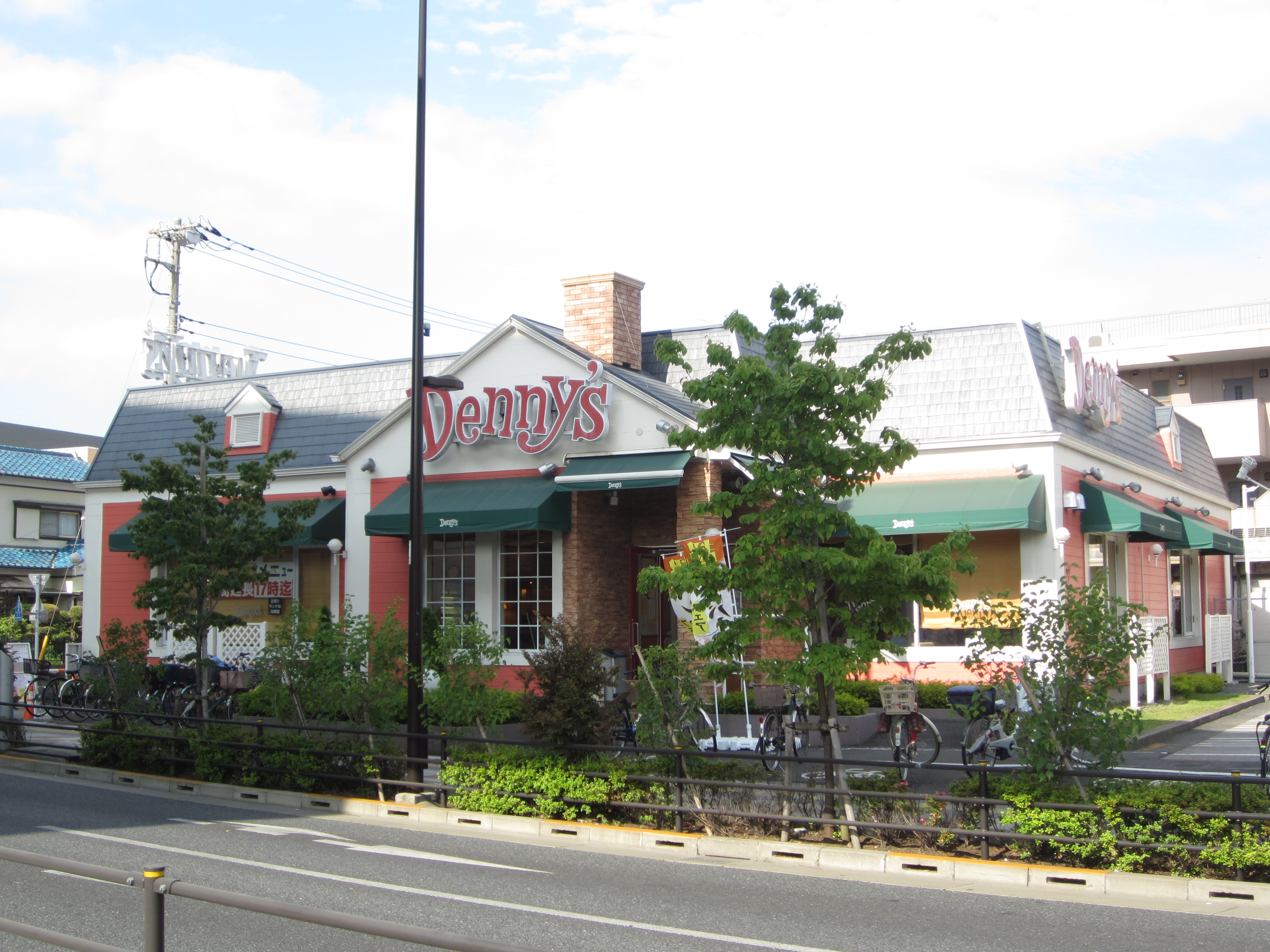 レストラン：ﾃﾞﾆｰｽﾞ谷在家店　260m