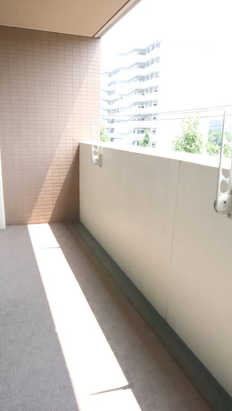 日当たりのよい南向きのバルコニー