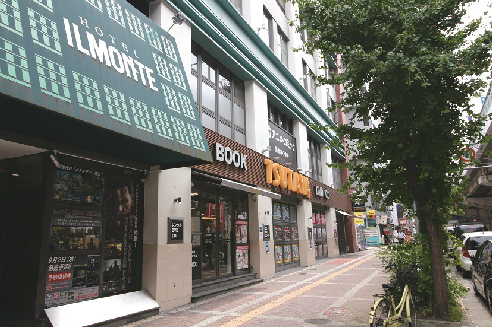 ショッピング施設：TSUTAYA 梅田堂山店　472m