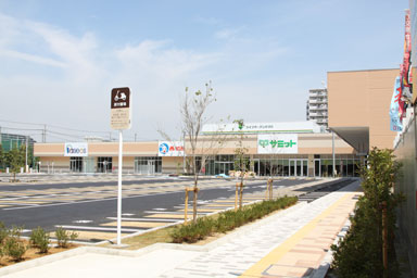 スーパー:サミットライフガーデン浦安富岡店 1020m スーパー:サミットライフガーデン浦安富岡店 1020m