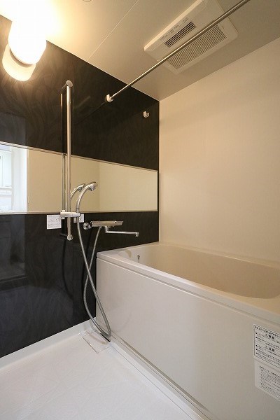 アクセントパネルを採用。高級感のあるメタル調シャワーヘッドや、横長の鏡がお洒落な浴室です！