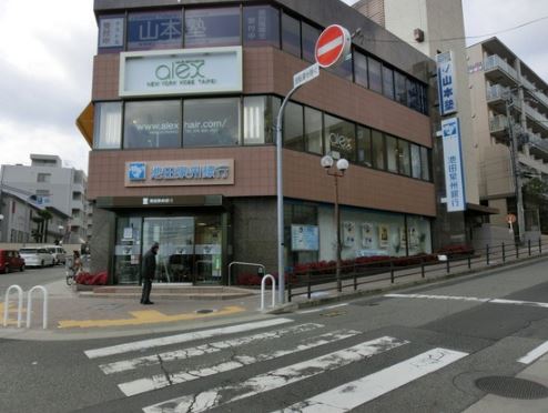 銀行：池田泉州銀行六甲支店　928m