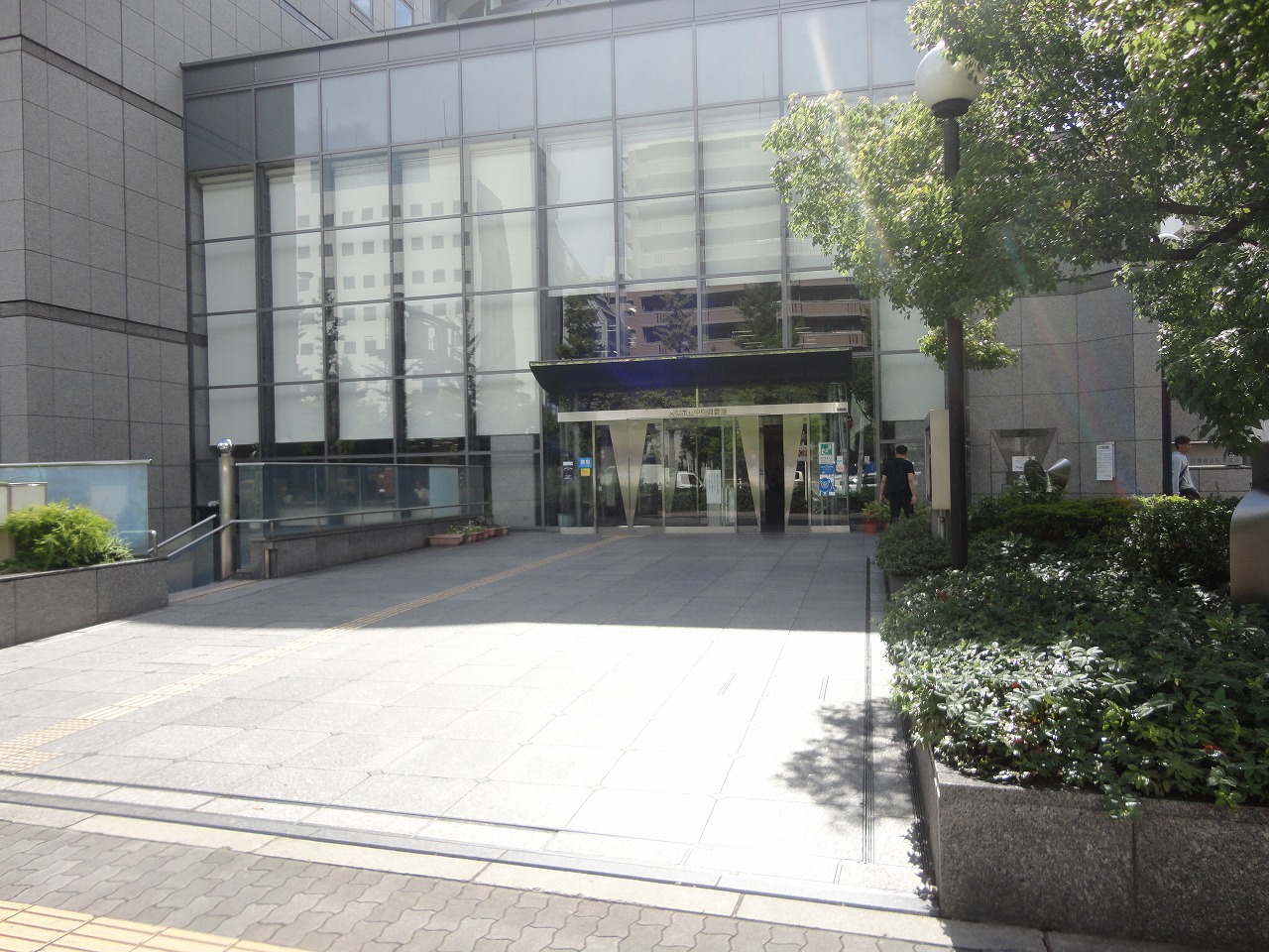図書館：大阪市立中央図書館　736m