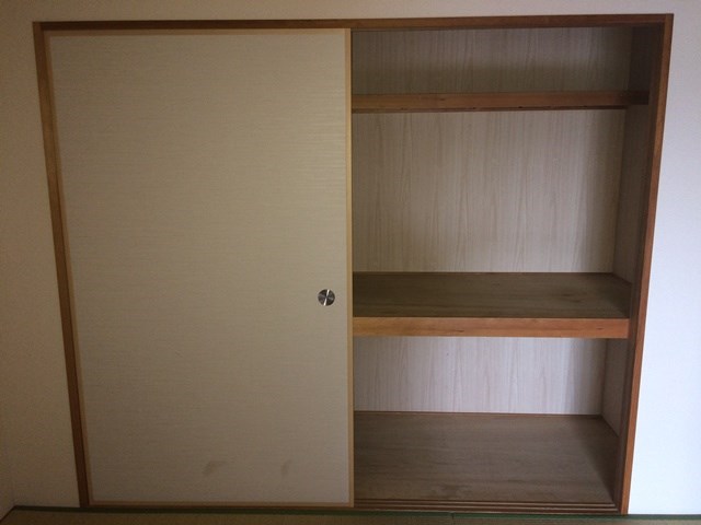 押入