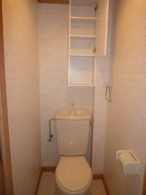 トイレも広々トイレには目地が狭い煉瓦調のアクセントクロスを使用してます