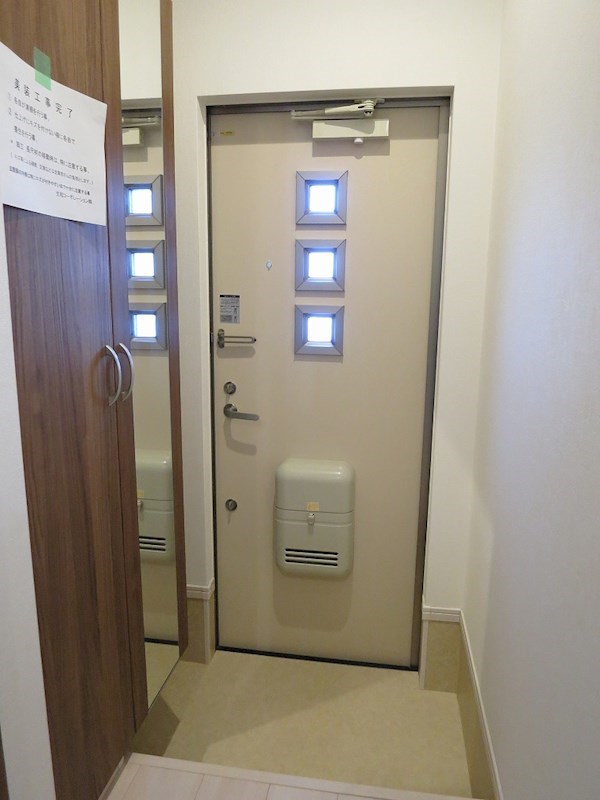 玄関からに採光が入ります。