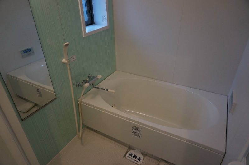 1416サイズの浴室、高温差湯式追い焚き機能がついてます。
