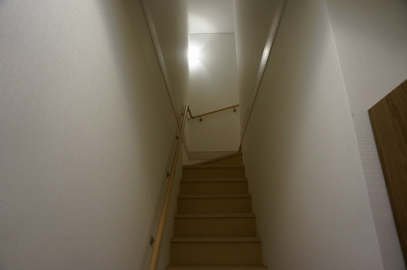 1F玄関から2階への階段